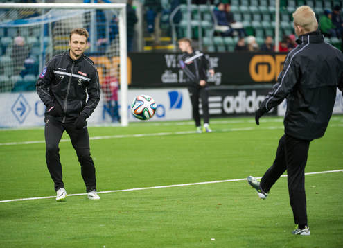 Landskronas Niclas Rønne värmer upp innan fotbollsmatchen