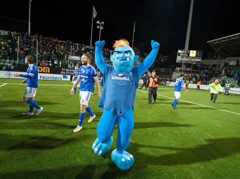 Sundsvalls maskot "Giffern" jublar