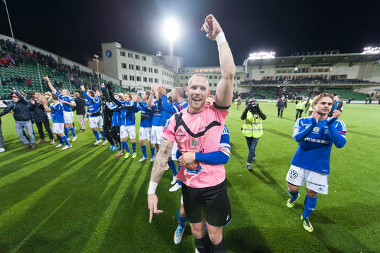 Sundsvall och målvakten Tommy Naurin firar steget upp till
