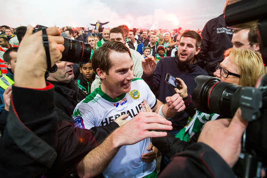 Hammarbys Johan Persson gratuleras av publiken