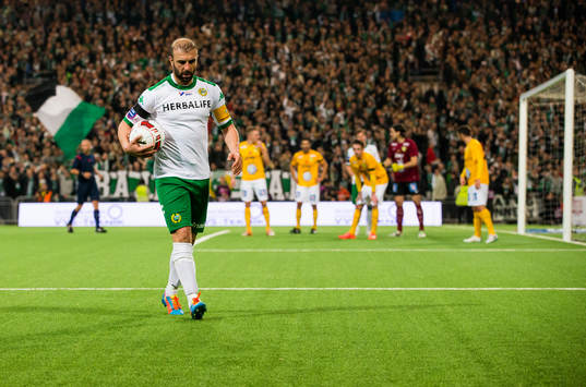 Hammarbys Kennedy Bakircioglu på väg för att slå en