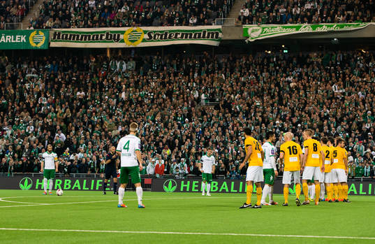 Hammarbys Kennedy Bakircioglu med en frispark som