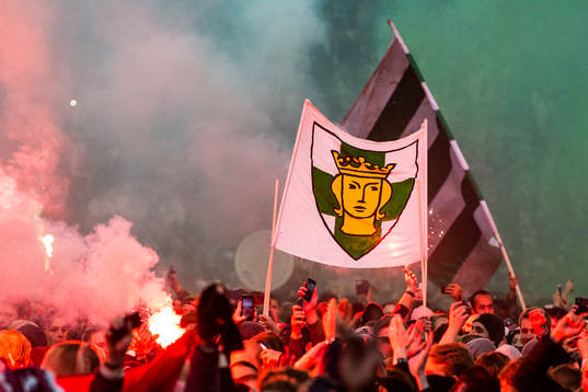Hammarbys supportrar stormar planen