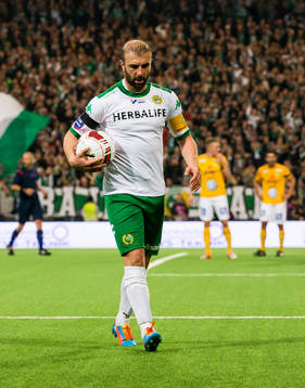 Hammarbys Kennedy Bakircioglu på väg för att slå en