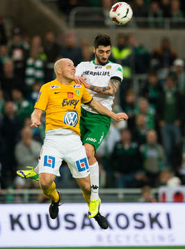 Jönköpings Viktor Rönneklev i en nickduell med Hammarbys