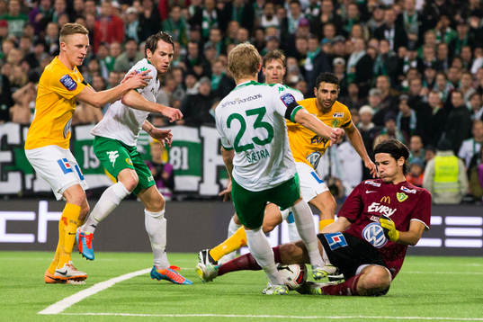 Hammarbys Lars Saetra i kamp om bollen med Jönköpings