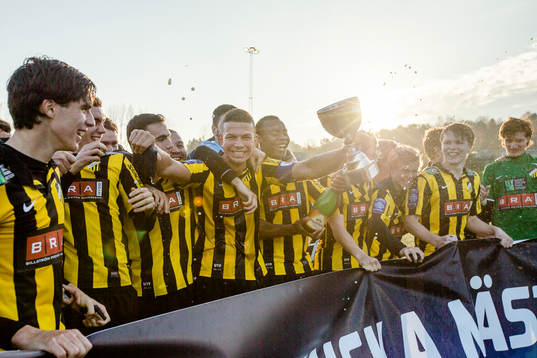 Häcken firar segern i U19 SM-finalen i fotboll mellan