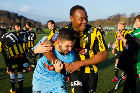 Häckens Carlos Strandberg kramar målvakten Emre Patat