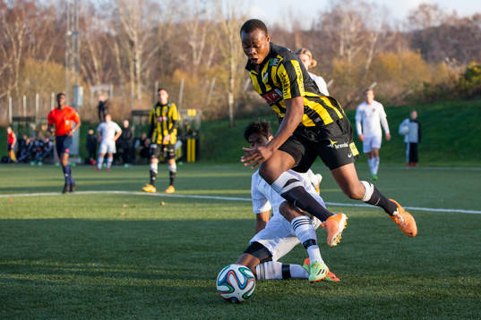 Häckens Carlos Strandberg tar sig förbi Brommapojkarnas