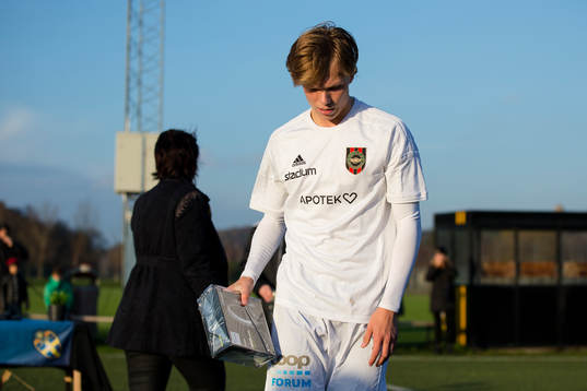 En deppig Jonathan Augustinsson i Brommapojkarna tar emot