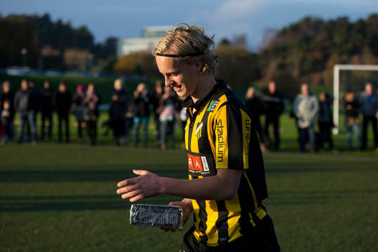 Häckens Gustav Berggren tar emot pris som sitt lags bäste