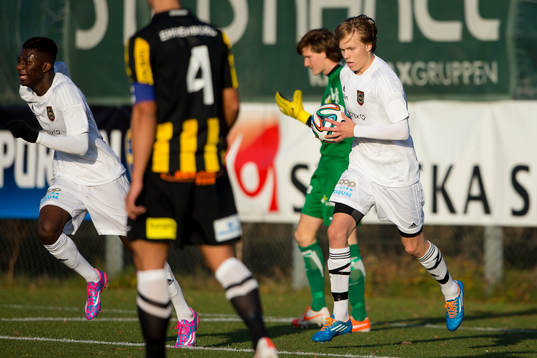 Brommapojkarnas Jonathan Augustinssons med bollen i