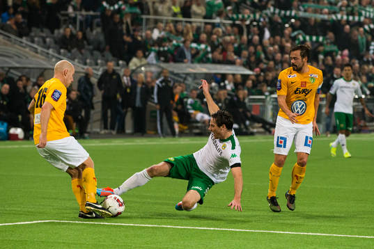 Jönköpings Viktor Rönneklev i kamp om bollen med