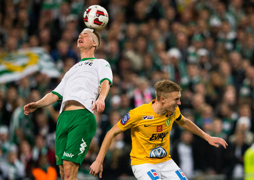 Hammarbys Erik Israelsson med en skarvnick förbi