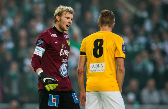 Jönköpings målvakt Anton Cajtoft talar med Joakim