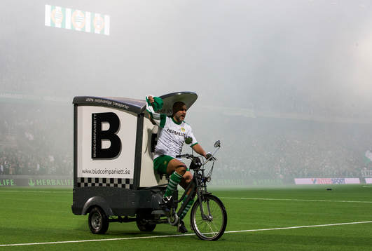 Matchbollen kommer levererad med ett cykelbud innan