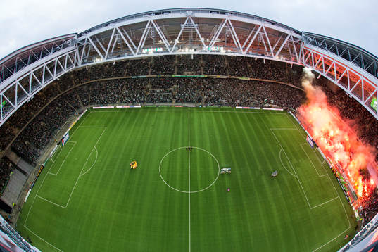 Hammarbys supportrar tänder bengaler innan fotbollsmatchen