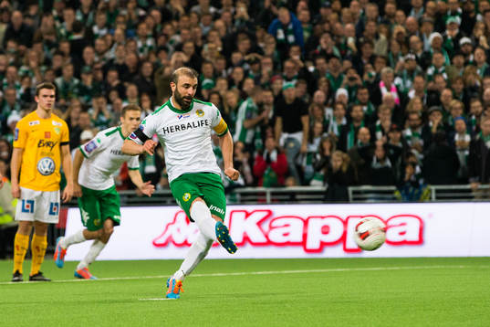 Hammarbys Kennedy Bakircioglu skjuter straffen som