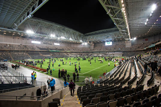 Hammarbys supportrar hänger kvar på planen