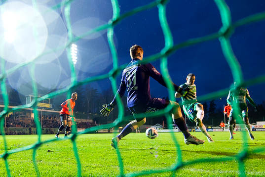 Ljungskiles James Sinclair gör 3-0 bakom Varbergs målvakt