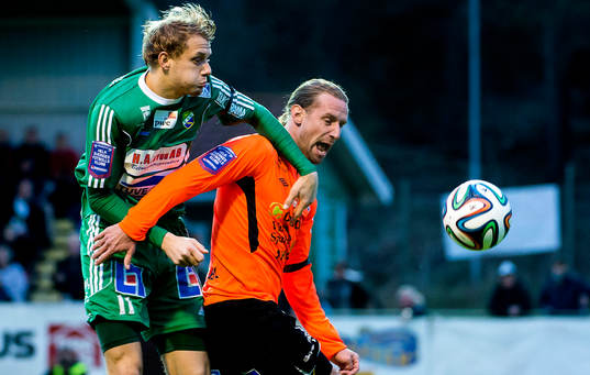 Ljungskiles Jakob Olsson försöker ta sig förbi Varbergs