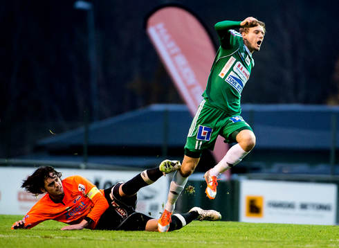 Ljungskiles Jakob Olsson rivs ner av Varbergs Robin Tranberg