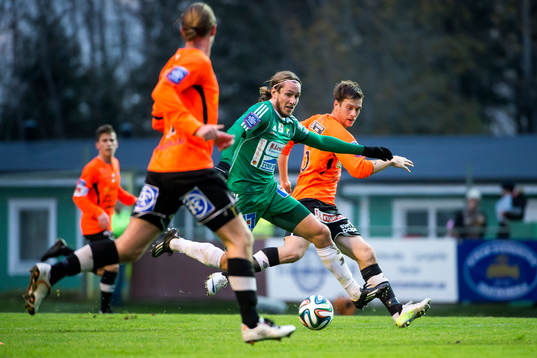 Ljungskiles David Johannesson går förbi Varbergs