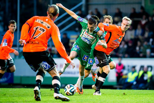 Ljungskiles Jonas Lindberg tar sig förbi Varbergs Pär Asp