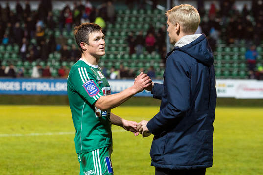 Ljungskiles Hannes Stiller hälsar på sin förra lagkamrat