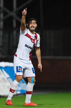 Assyriskas Sotiris Papagiannopoulos reagerar på domaren