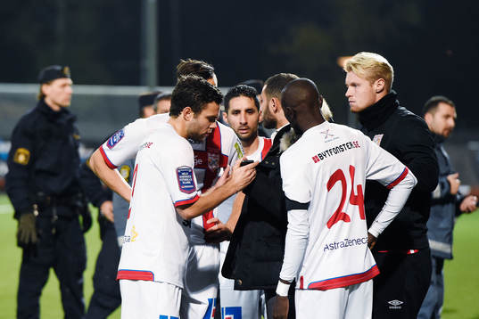 Assyriskas spelare väntar in övriga matchresultat