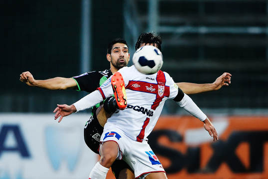 GAIS Sandeep Mankoo vinner bollen bakom Assyriskas