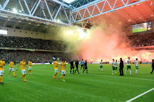 Hammarbys supportrar tänder bengaler innan