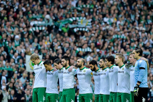 En tyst minut för Klas Ingesson innan  fotbollsmatchen i