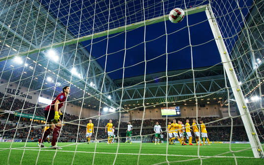 Hammarbys Kennedy Bakircioglu  skjuter in 1-0 på frispark