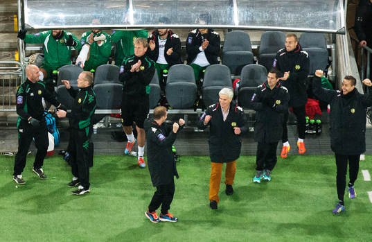 Hammarbys tränare Nanne Bergstrand och andra jublar på