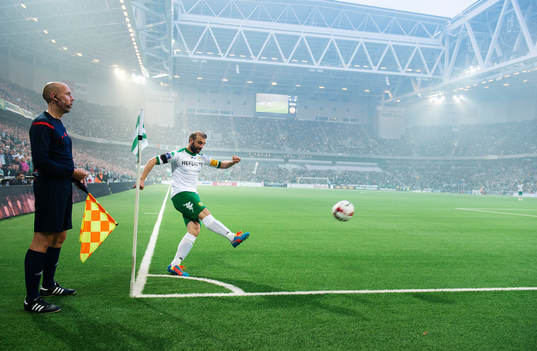 Hammarbys Kennedy Bakircioglu slår en hörna
