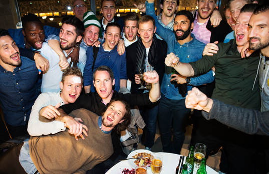 Hammarbyspelare jublar på en fest