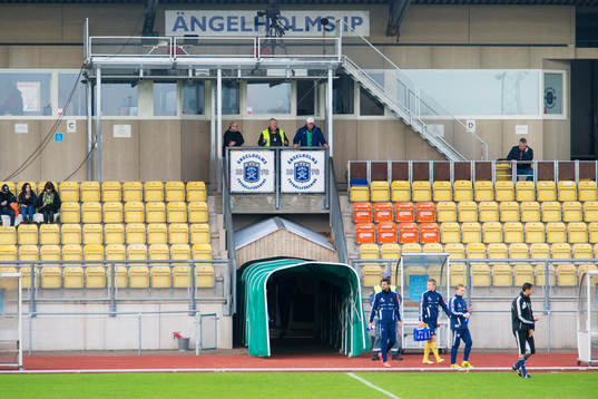 Spelarna går ut för att värma upp på Ängelholms IP
