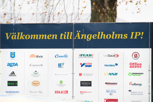 En skylt "Välkommen till Ängelholms IP"