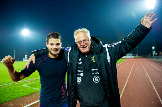 Ängelholms Zeyn S-Latef och lagledare Ulf Dahl firar