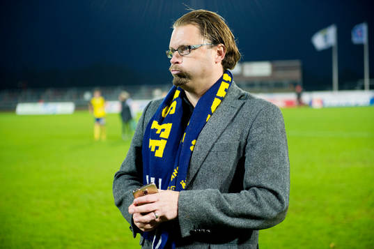 Ängelholms tränare Joakim Persson pustar ut