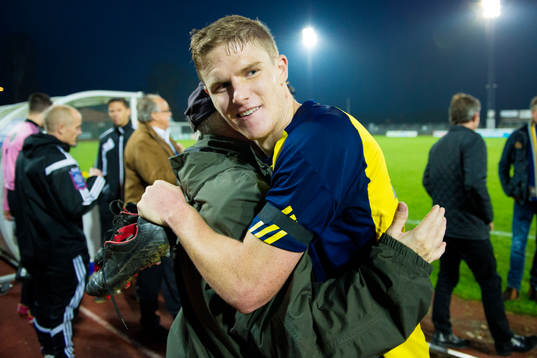 Ängelholms Eric Pothast kramas om av supportern Lars-Eric
