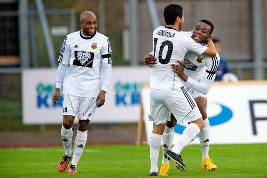 Östersunds Alexis Mendiola kramar om Tomas Peciar (th) som