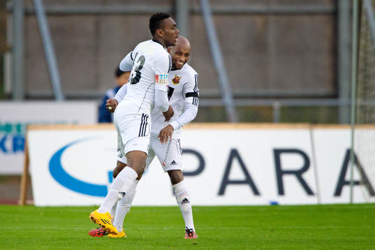 Östersunds Fouad Bachirou kramar om Tomas Peciar som gjort