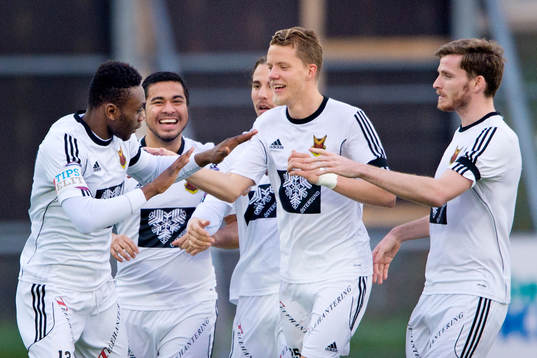 Östersunds Tomas Peciar firar med Robert Hammarstedt att