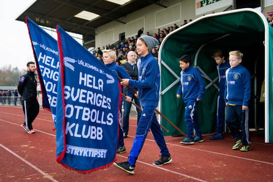 Bollkallarna går in med flaggor "Hela Sveriges