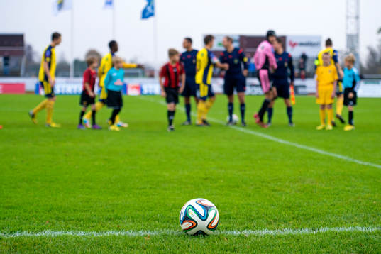 En fotboll ligger på planen