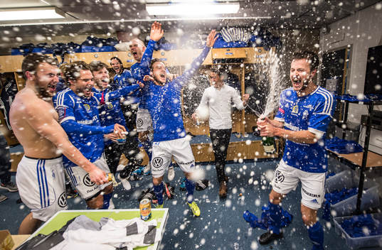 Sundsvalls Robert Lundström sprutar champagne