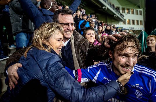 Sundsvalls Kevin Walker gratuleras av mamma och pappa